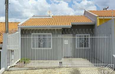 Imagem: A casa possui 3 Dormitórios, 2 Banheiros, 1 Vaga na garagem