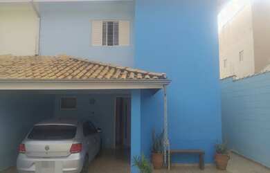 Imagem: A casa possui 3 Dormitórios, 2 Banheiros, 2 Vagas na garagem