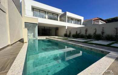 Imagem: A casa em condomínio possui 5 Dormitórios, 5 Banheiros, 2