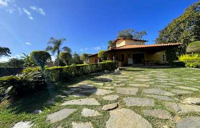 Imagem: A casa possui 3 Dormitórios, 2 Banheiros, 2 Vagas na garagem