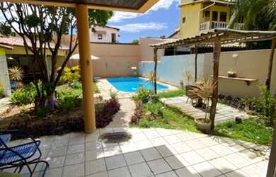 Imagem: A casa possui 3 Dormitórios, 4 Banheiros, 2 Vagas na garagem