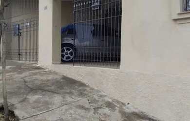 Imagem: A casa possui 2 Dormitórios, 1 Banheiro, 2 Vagas na garagem