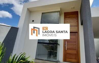 Imagem: A casa possui 3 Dormitórios, 1 Banheiro, 2 Vagas na garagem