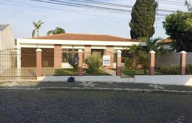 Imagem: A casa possui 3 Dormitórios, 3 Banheiros, 1 Vaga na garagem