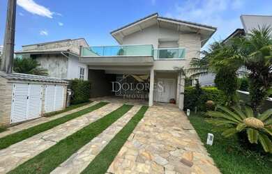 Imagem: A casa em condomínio e possui Dormitórios, Suítes, Banheiros