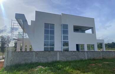 Imagem: A casa em condomínio possui 4 Dormitórios, 2 Banheiros, 2