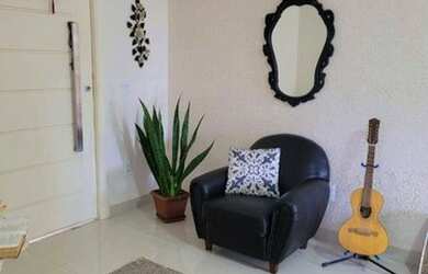 Imagem: A casa em condomínio possui 3 Dormitórios, 1 Banheiro, 2 Vagas