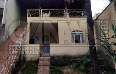 Imagem: A casa possui 4 Dormitórios, 2 Banheiros, 4 Vagas na garagem