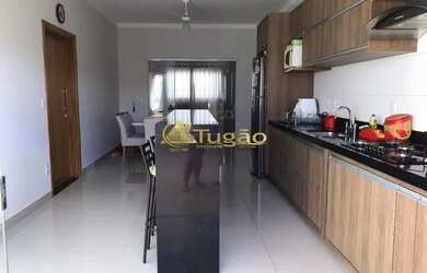 Imagem: A casa possui 3 Dormitórios, 2 Banheiros, 2 Vagas na garagem