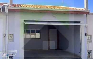 Imagem: A casa possui 2 Dormitórios, 1 Banheiro, 1 Vaga na garagem