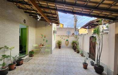 Imagem: A casa possui 3 Dormitórios, 2 Banheiros, 2 Vagas na garagem