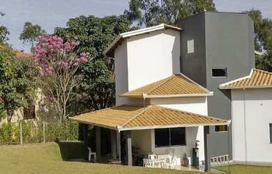 Imagem: A casa possui 4 Dormitórios, 3 Banheiros, 4 Vagas na garagem