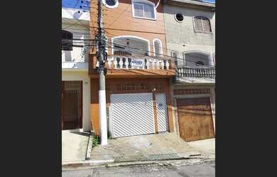 Imagem: A casa possui 3 Dormitórios, 3 Banheiros, 2 Vagas na garagem