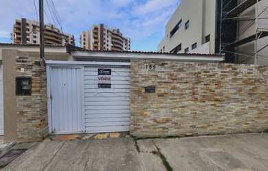 Imagem: A casa possui 3 Dormitórios, 2 Banheiros, 1 Vaga na garagem