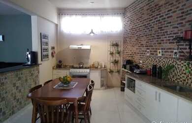 Imagem: A casa possui 4 Dormitórios, 2 Banheiros, 4 Vagas na garagem