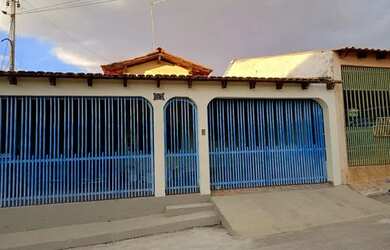 Imagem: A casa possui 3 Dormitórios, 2 Vagas na garagem e está localizado