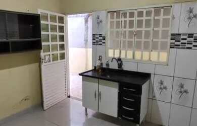 Imagem: A casa possui 2 Dormitórios, 2 Banheiros, 1 Vaga na garagem