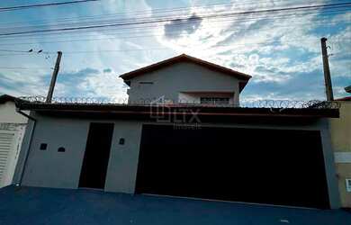 Imagem: A casa possui 4 Dormitórios, 3 Banheiros, 3 Vagas na garagem