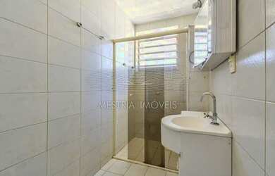 Imagem: A casa possui 3 Dormitórios, 4 Banheiros, 5 Vagas na garagem