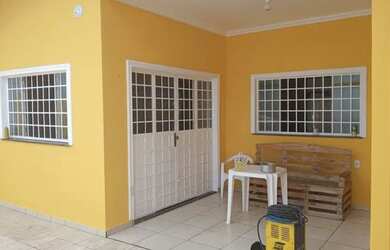 Imagem: A casa possui 3 Dormitórios, 2 Banheiros, 2 Vagas na garagem