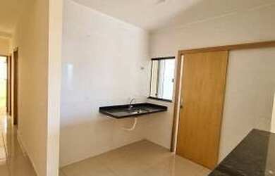 Imagem: A casa possui 3 Dormitórios, 1 Banheiro, 2 Vagas na garagem