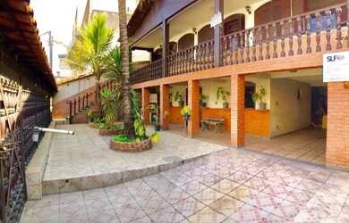 Imagem: A casa possui 5 Dormitórios, 3 Banheiros, 3 Vagas na garagem