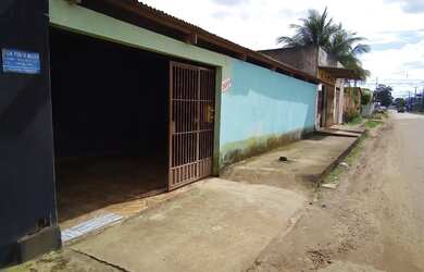 Imagem: A casa possui 3 Dormitórios, 2 Banheiros, 2 Vagas na garagem