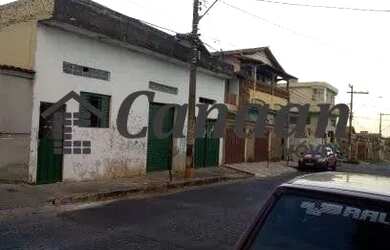 Imagem: A casa possui 3 Dormitórios, 1 Banheiro, 2 Vagas na garagem