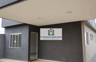 Imagem: A casa possui 3 Dormitórios, 2 Banheiros, 2 Vagas na garagem