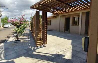 Imagem: A casa possui 2 Dormitórios, 1 Banheiro, 2 Vagas na garagem