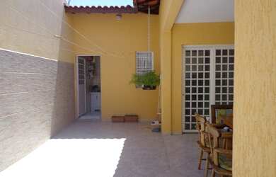 Imagem: A casa possui 3 Dormitórios, 2 Banheiros, 4 Vagas na garagem