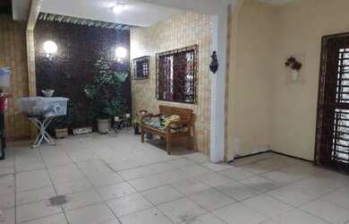 Imagem: A casa possui 3 Dormitórios, 1 Banheiro, 1 Vaga na garagem