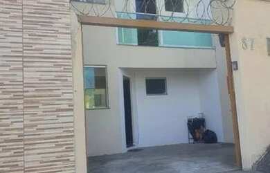 Imagem: A casa possui 3 Dormitórios, 2 Banheiros, 2 Vagas na garagem