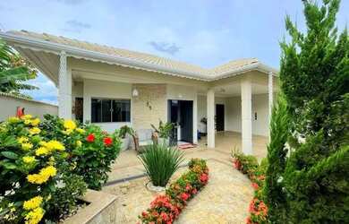 Imagem: A casa possui 3 Dormitórios, 3 Banheiros, 2 Vagas na garagem