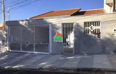 Imagem: A casa possui 3 Dormitórios, 2 Banheiros, 4 Vagas na garagem