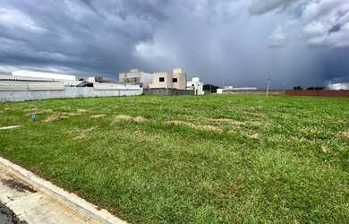 Imagem: O terreno possui 300m² de Área, Imóvel novo e está localizado