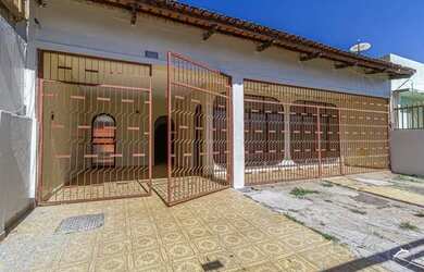 Imagem: A casa possui 3 Dormitórios, 3 Banheiros, 2 Vagas na garagem