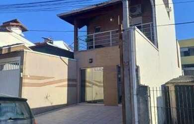 Imagem: A casa possui 3 Dormitórios, 1 Banheiro, 2 Vagas na garagem