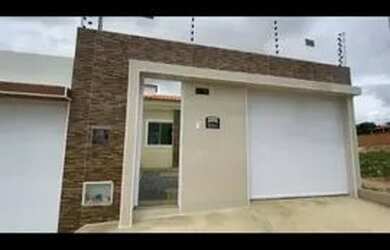 Imagem: A casa possui 3 Dormitórios, 2 Banheiros, 1 Vaga na garagem