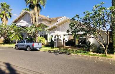 Imagem: A casa em condomínio possui 4 Dormitórios, 4 Banheiros, 4