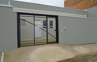 Imagem: A casa possui 2 Dormitórios, 1 Banheiro, 1 Vaga na garagem