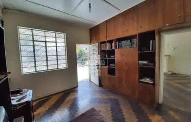 Imagem 4: Casa no bairro Petrópolis. Terreno de 11 metros de frente por 47 metros...