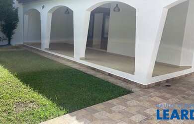 Imagem: A casa possui 2 Dormitórios, 5 Banheiros, 3 Vagas na garagem