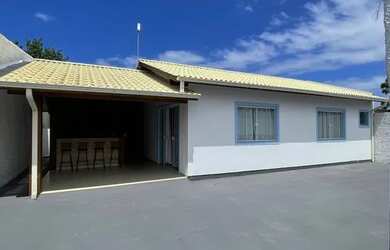 Imagem: A casa possui 3 Dormitórios, 3 Banheiros, 5 Vagas na garagem