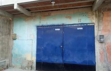 Imagem: A casa possui 4 Dormitórios, 1 Banheiro, 1 Vaga na garagem