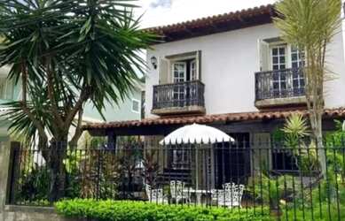 Imagem: A casa possui 5 Dormitórios, 3 Banheiros, 3 Vagas na garagem