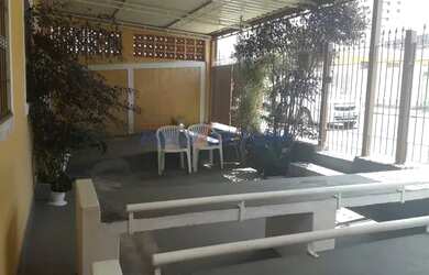 Imagem: A casa possui 2 Dormitórios, 1 Banheiro, 2 Vagas na garagem