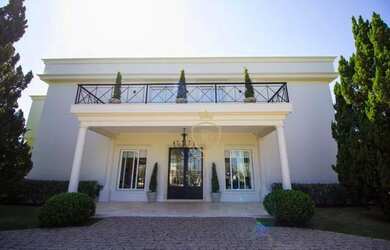 Imagem: A casa em condomínio possui 5 Dormitórios, 5 Banheiros, 4