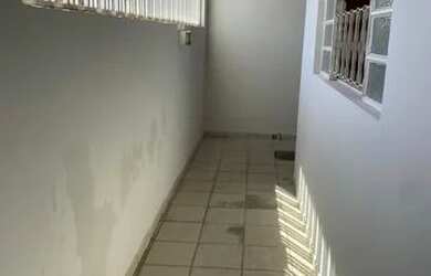 Imagem: A casa possui 3 Dormitórios, 1 Banheiro, 95m² de Área e