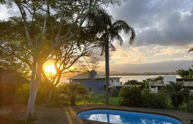 Imagem: A casa possui 3 Dormitórios, 3 Banheiros, 4 Vagas na garagem